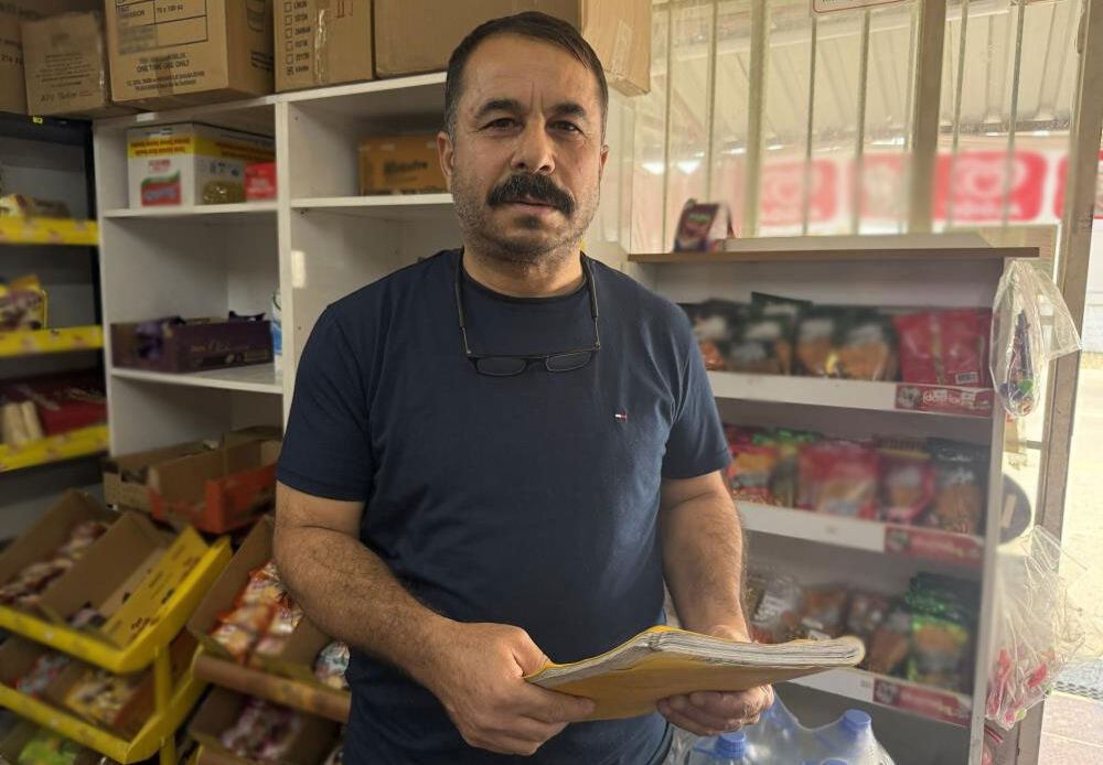 Hatay'da gizemli hayırsever, bakkalın veresiye defterini yakıp mahallelinin borcunu kapattı - 1. Resim