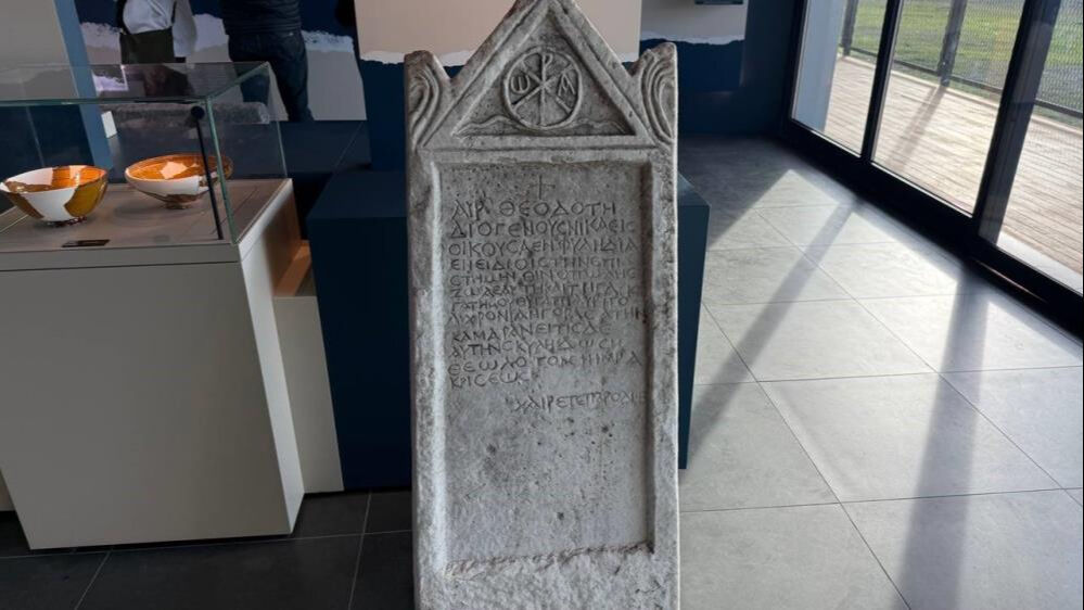 İznik'te tarihi keşif: Mezar taşından 2 bin yıllık beddua çıktı! İznik'te tarihi keşif: Mezar taşındaki 2 bin yıllık beddua ortaya çıktı! - 2. Resim