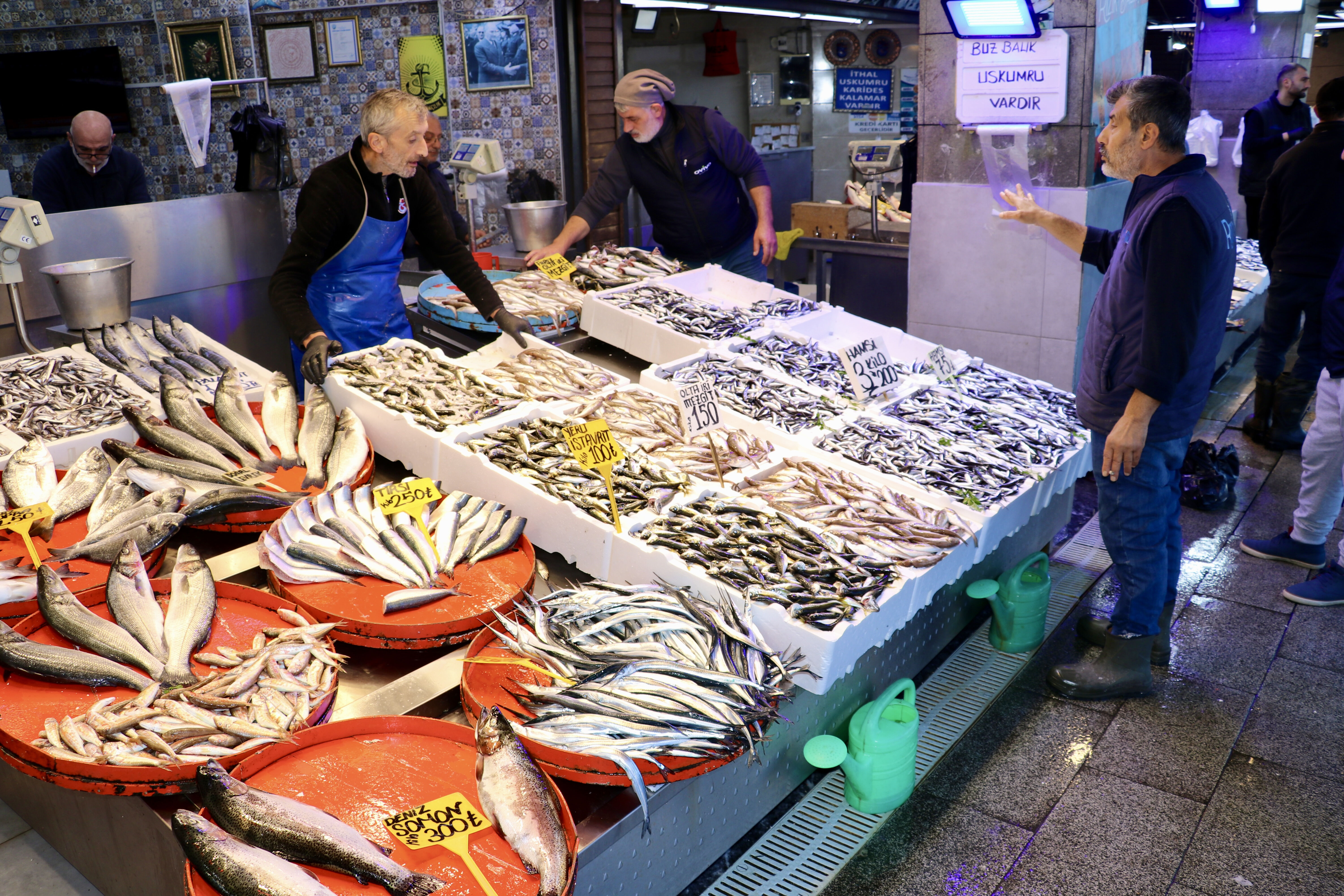 Kilosu 50 liraya düştü, sıranın sonu görünmedi! Vatandaşlar adeta markete akın etti - 1. Resim