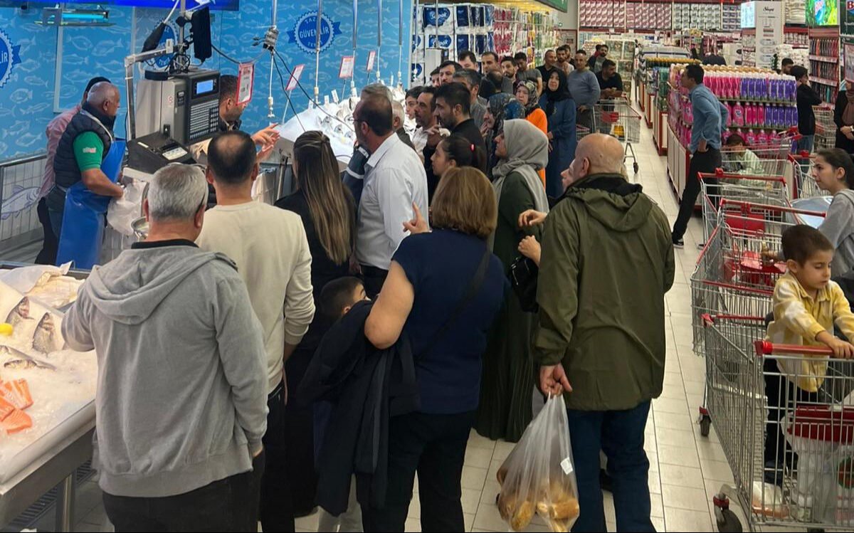 Kilosu 50 liraya düştü, sıranın sonu görünmedi! Vatandaşlar adeta markete akın etti - 1. Resim