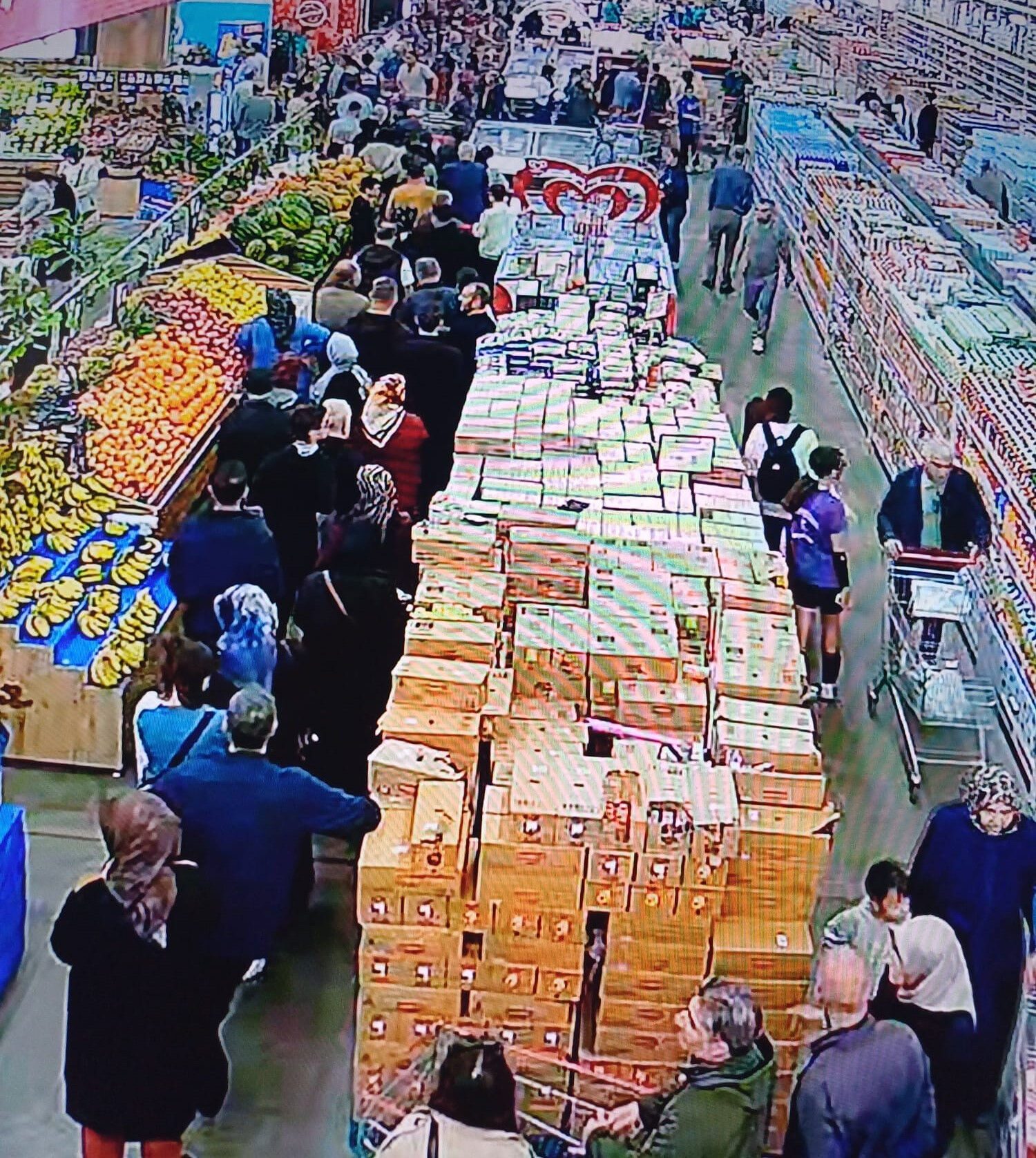 Marketin önünce metrelerce kuyruk oluştu! Etiketi gören kilolarca alıp kasaya koştu - 1. Resim