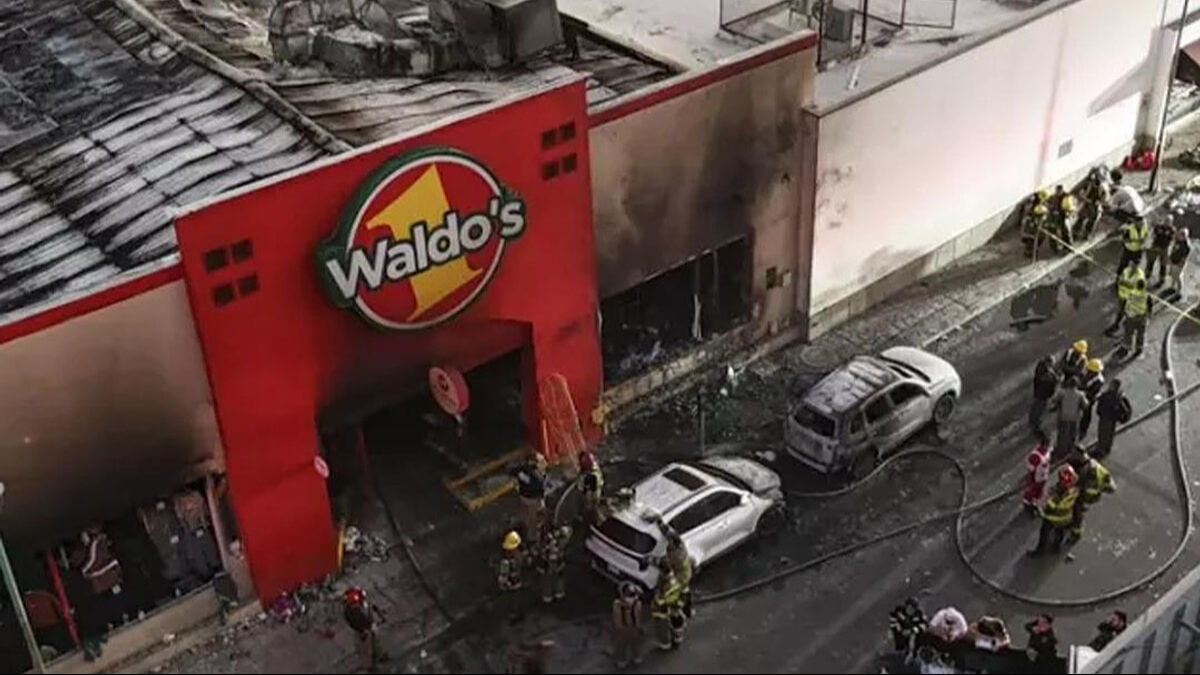 Meksika'da bir süper markette patlama oldu! Onlarca ölü ve yaralı var - 1. Resim