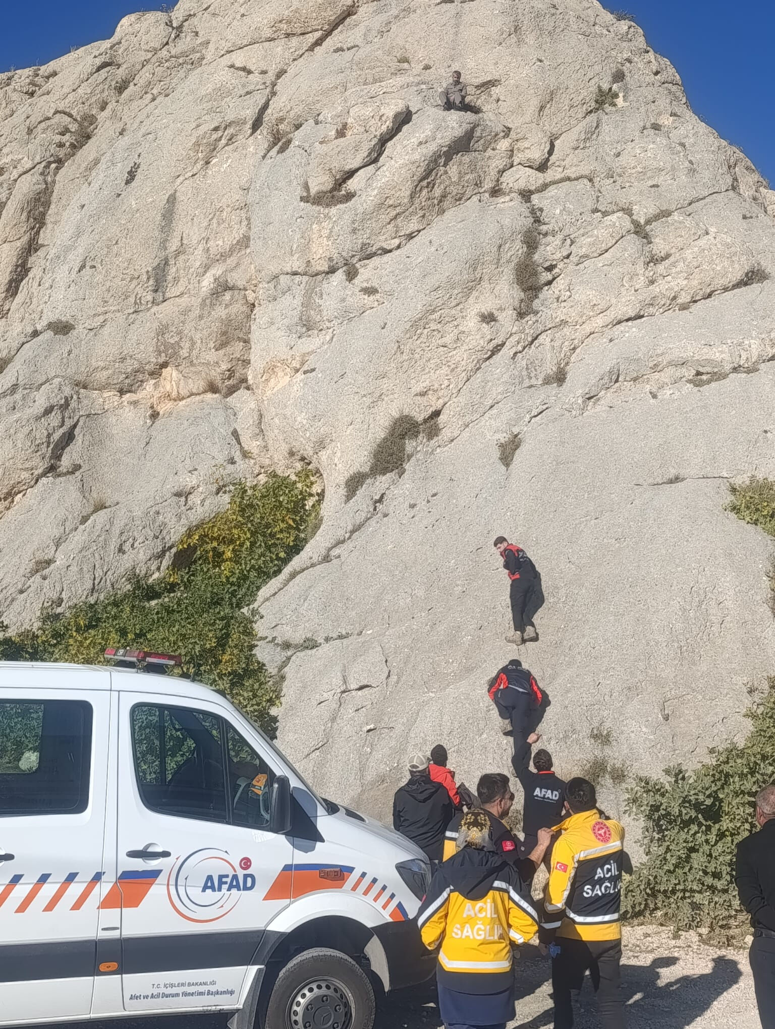 Tam 3.5 saat sürdü! Van'da yürekler ağızlara geldi, AFAD imdadına yetişti Tam 3.5 saat sürdü! Van'da yürekler ağızlara geldi, AFAD imdadına yetişti - 2. Resim