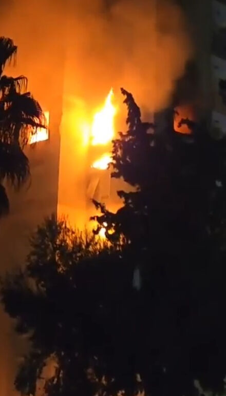 5 katlı binada patlama sonrası alevler yükseldi! Duyumu alıp geldi, gözyaşları sel oldu... - 1. Resim