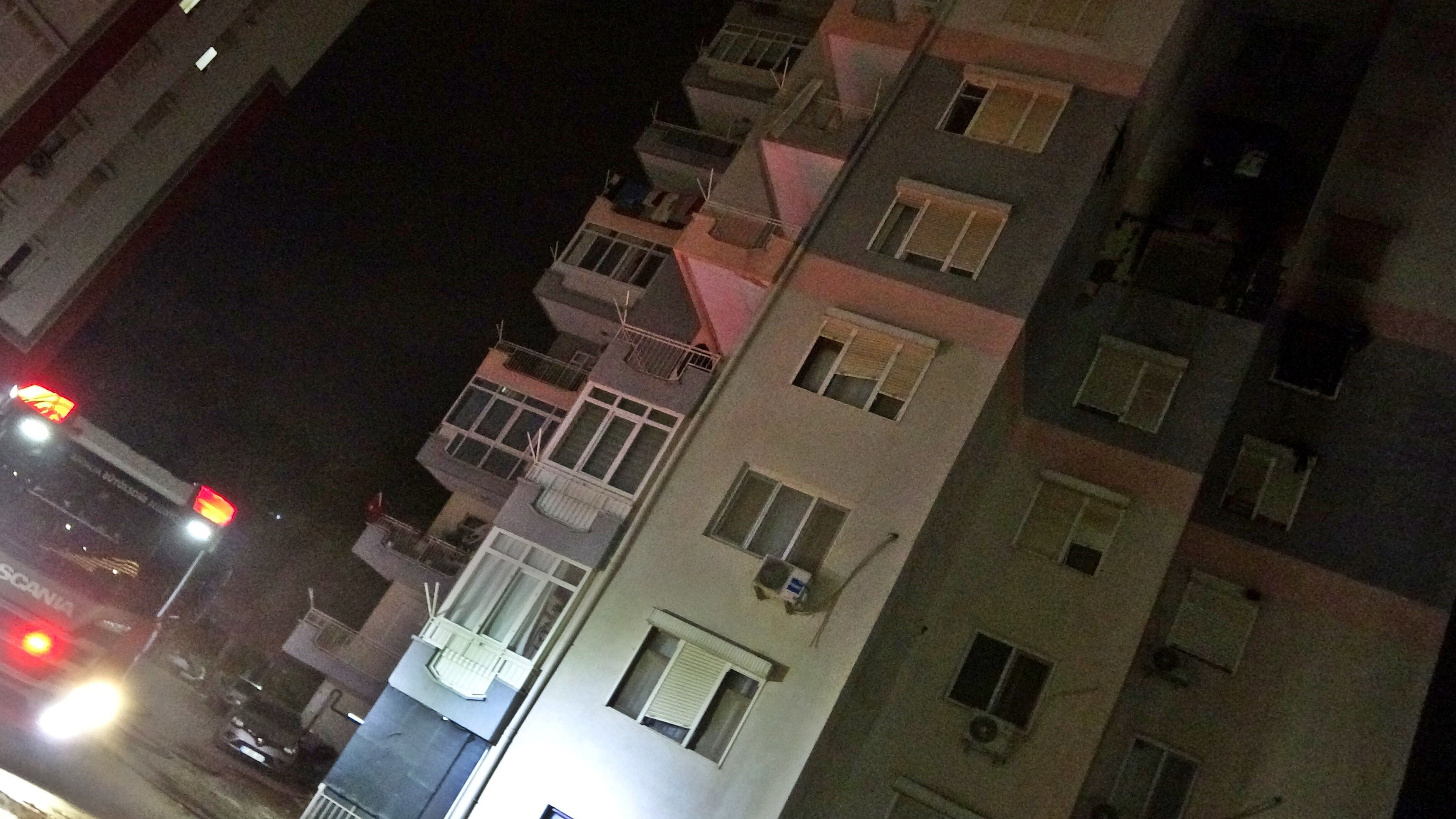 5 katlı binada patlama sonrası alevler yükseldi! Duyumu alıp geldi, gözyaşları sel oldu... - 2. Resim