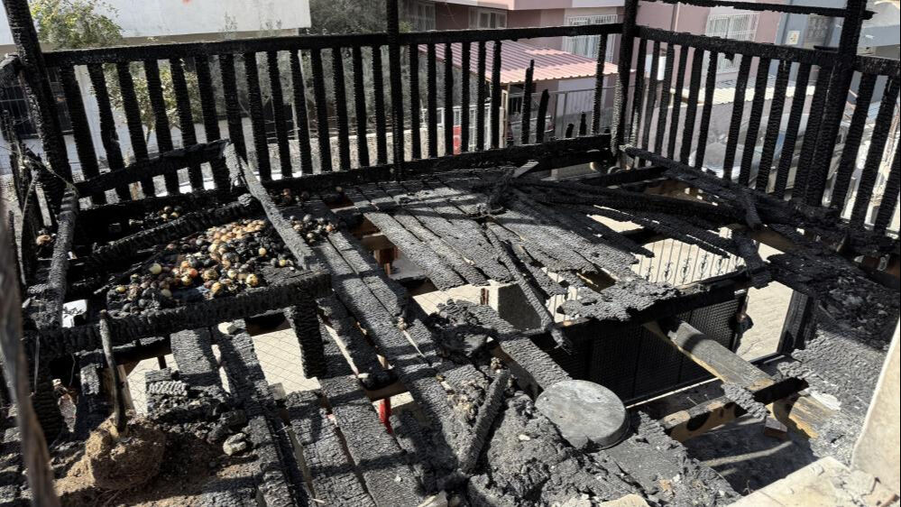 Adana'da sıcak saatler! 3 katlı ev alev alev yandı, aile canını zor kurtardı Adana'da sıcak saatler! 3 katlı ev alev alev yandı, aile canını zor kurtardı - 3. Resim