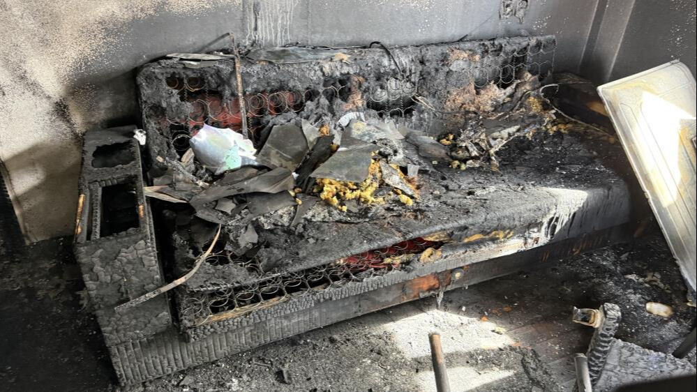 Adana'da sıcak saatler! 3 katlı ev alev alev yandı, aile canını zor kurtardı Adana'da sıcak saatler! 3 katlı ev alev alev yandı, aile canını zor kurtardı - 2. Resim