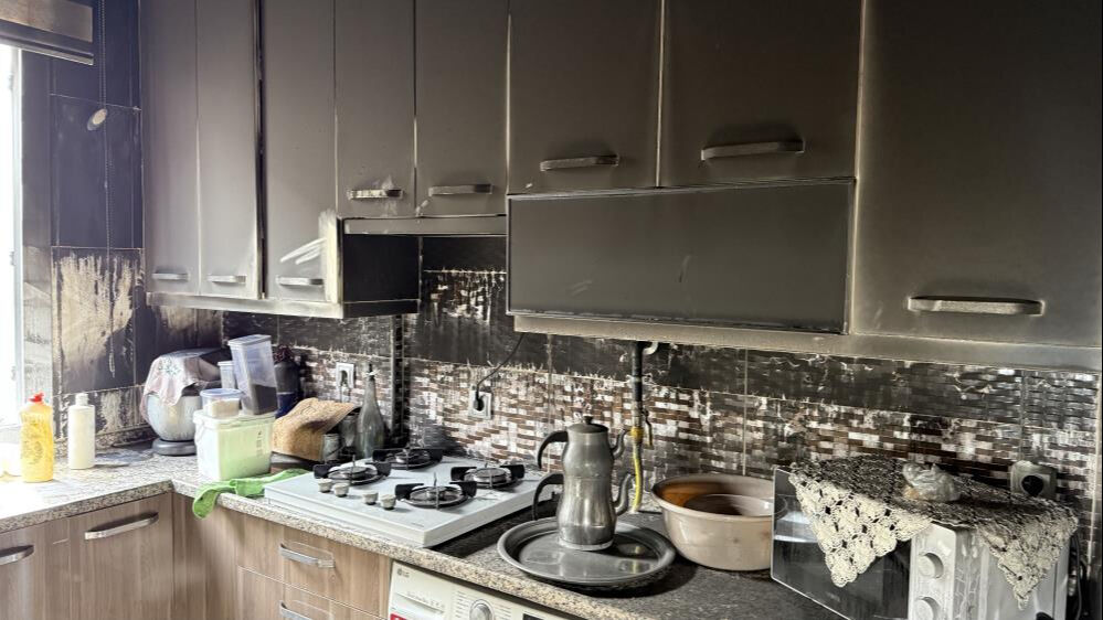 Adana'da sıcak saatler! 3 katlı ev alev alev yandı, aile canını zor kurtardı Adana'da sıcak saatler! 3 katlı ev alev alev yandı, aile canını zor kurtardı - 1. Resim