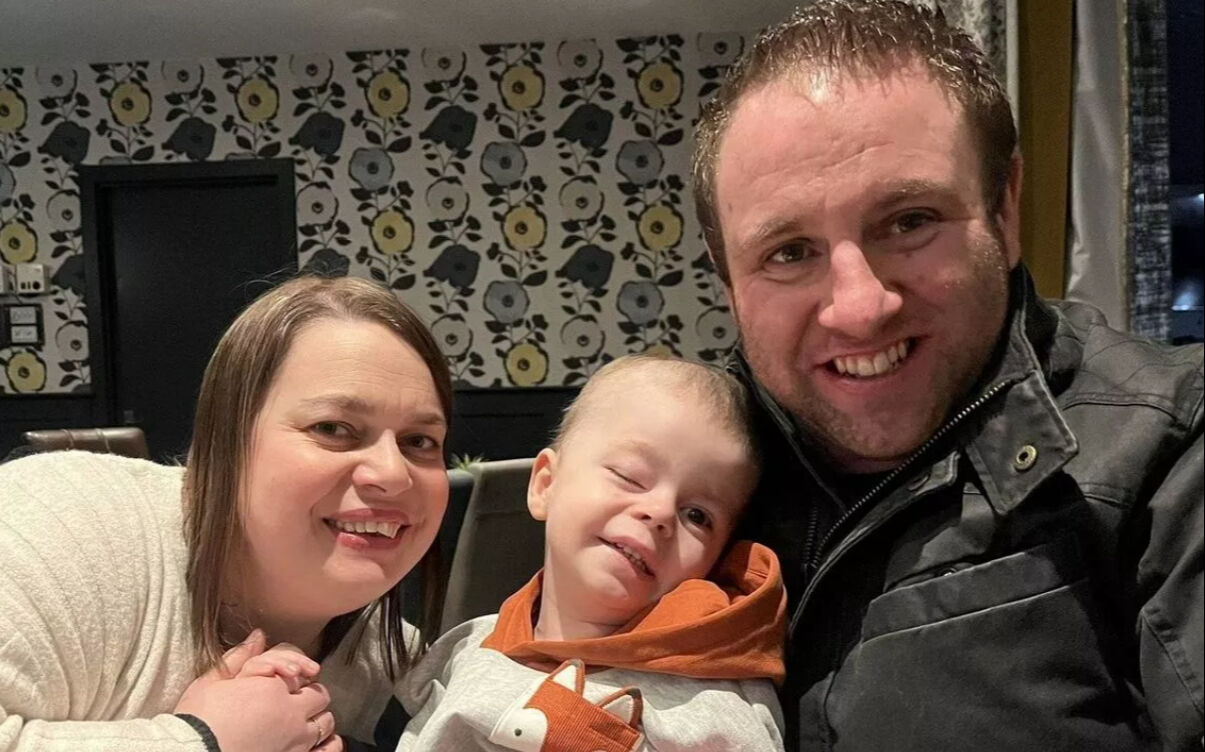 Annesi, sol kolunu kullanamadığını fark etti, doktorlar önemsemedi: Acı gerçek testlerde ortaya çıktı - 1. Resim