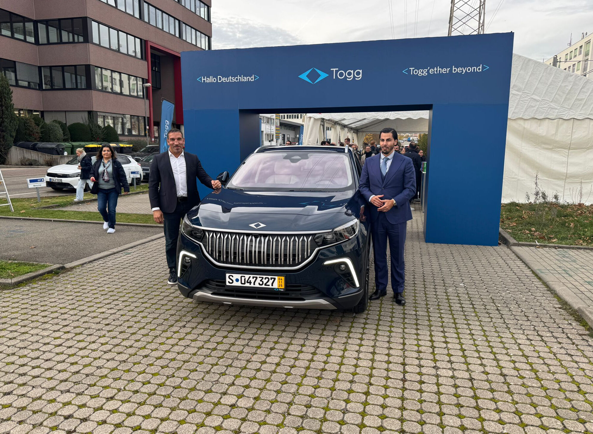 Gurbetçiden Togg yetkililerine... İlk teslimatta duygulandıran hediye - 1. Resim