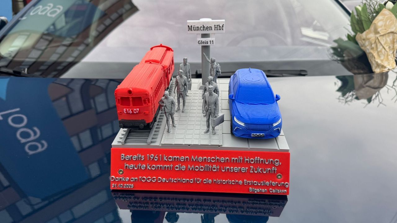 Gurbetçiden Togg yetkililerine... İlk teslimatta duygulandıran hediye