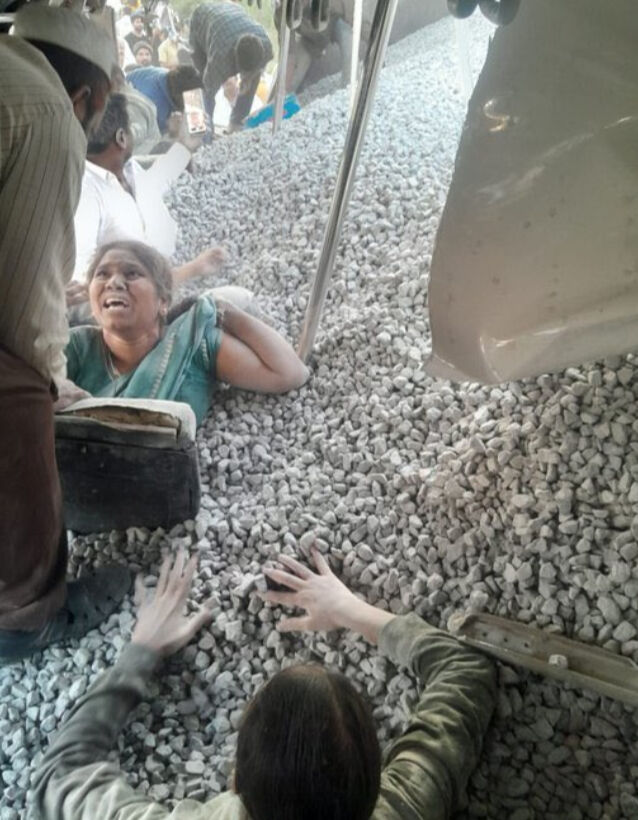 Hindistan'da katliam gibi kaza! Kamyonla yolcu otobüsü çarpıştı, çok sayıda ölü ve yaralı var - 1. Resim