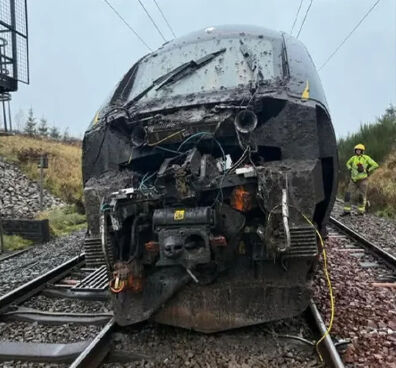 İngiltere'de 130 yolculu tren raydan çıktı! Bazı hatlar kapatıldı - 1. Resim