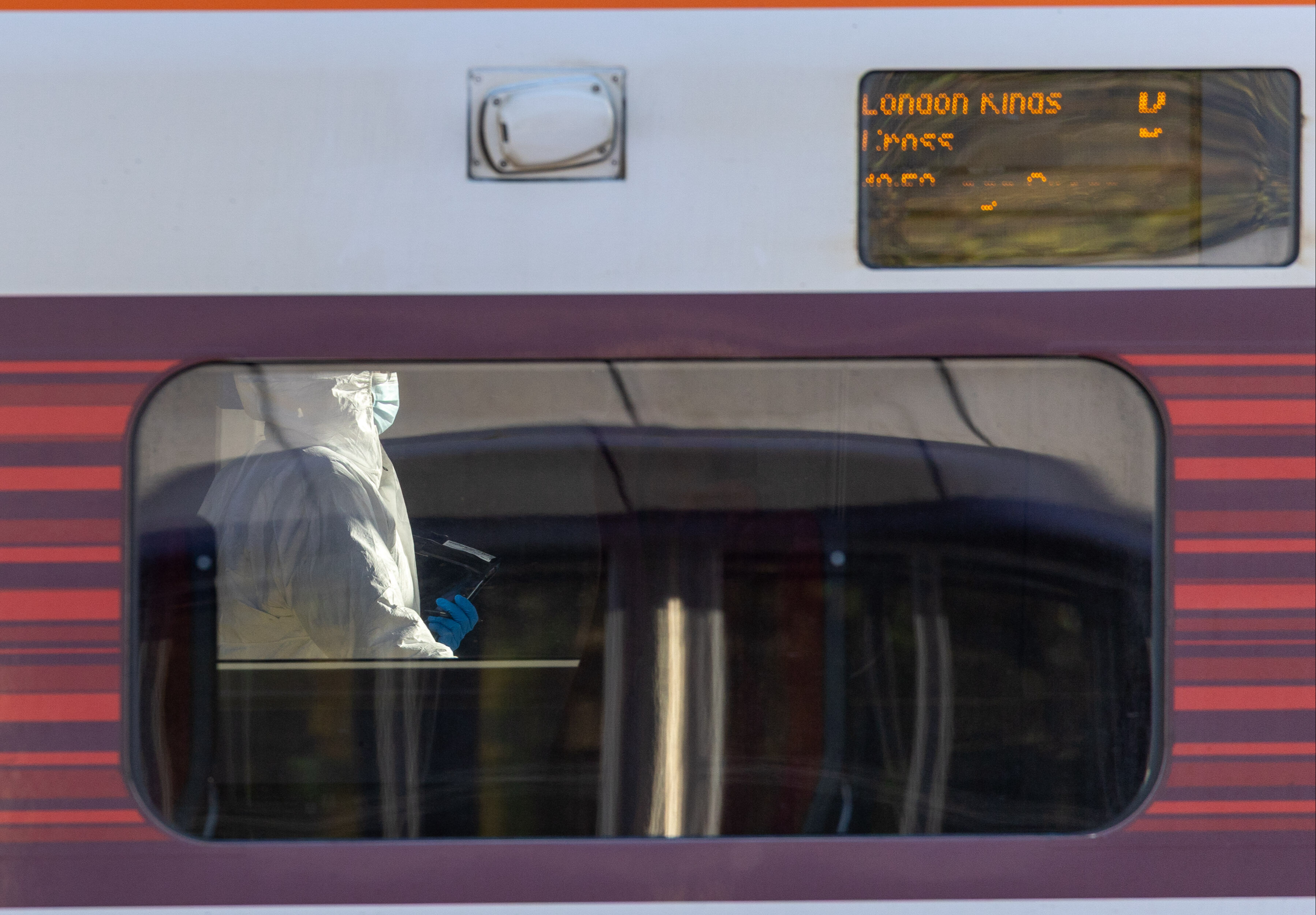 İngiltere'de trende bıçaklı saldırı! Ortalık kan gölüne döndü, çok sayıda ölü ve yaralı var - 3. Resim