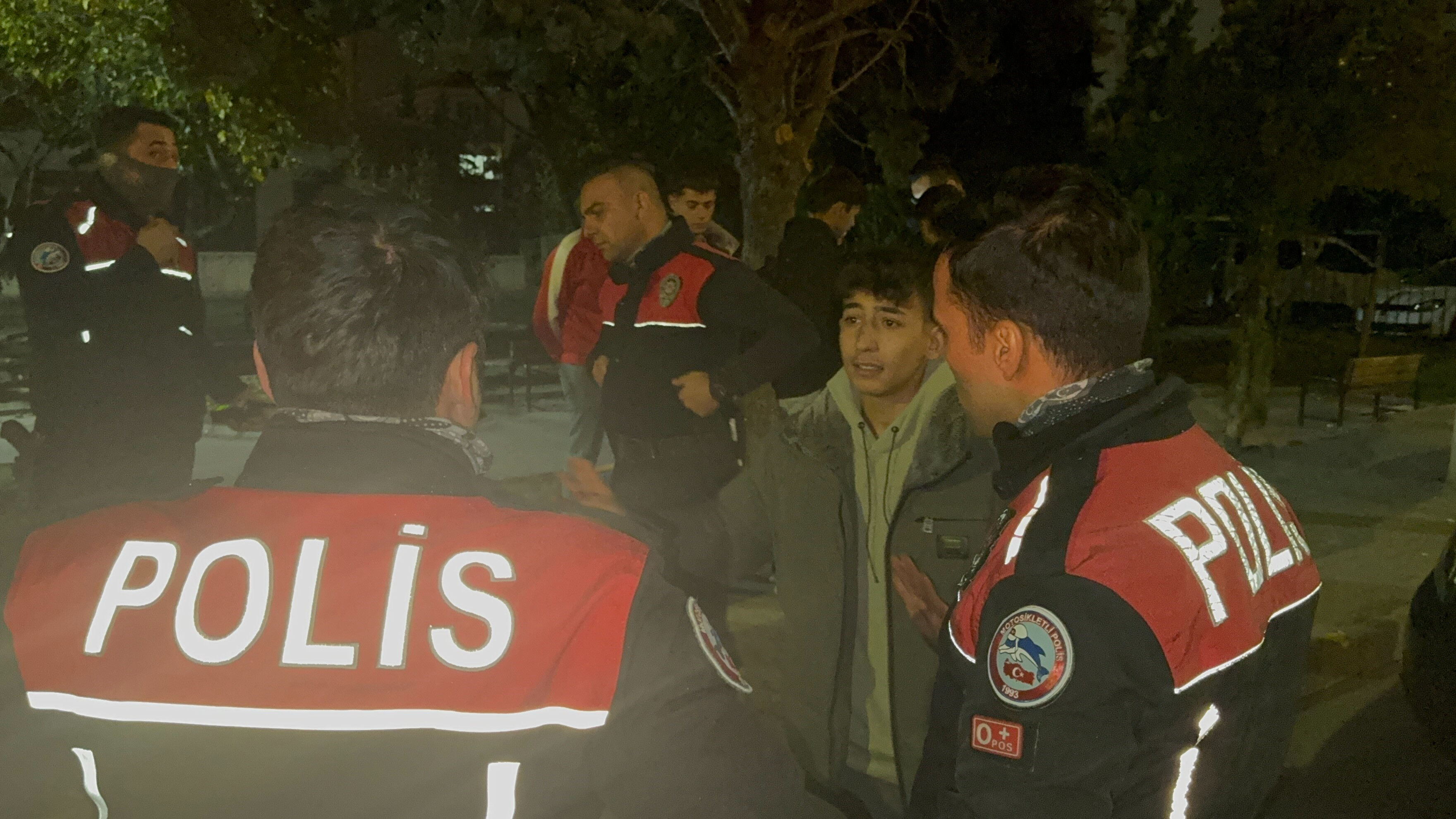 Parkta otururken bir anda dehşeti yaşadı! Hiç tanımadığını biri tarafından bıçaklandı  - 1. Resim