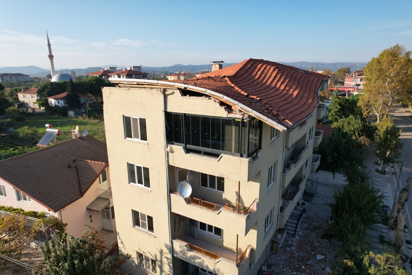 Sındırgı'da deprem! Bir binanın çatısı kısmen çöktü! - 3. Resim