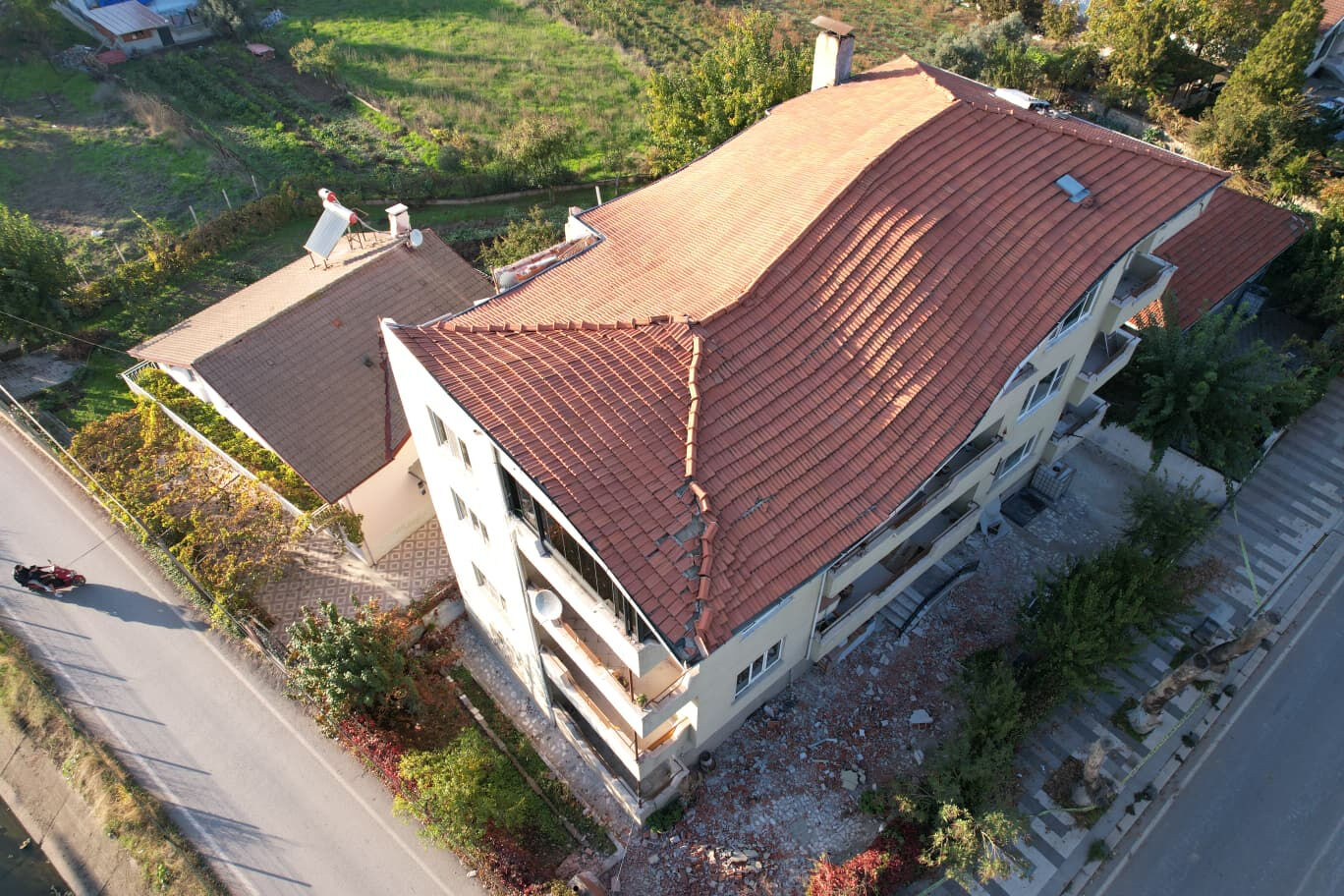 Sındırgı'da deprem! Bir binanın çatısı kısmen çöktü! - 1. Resim