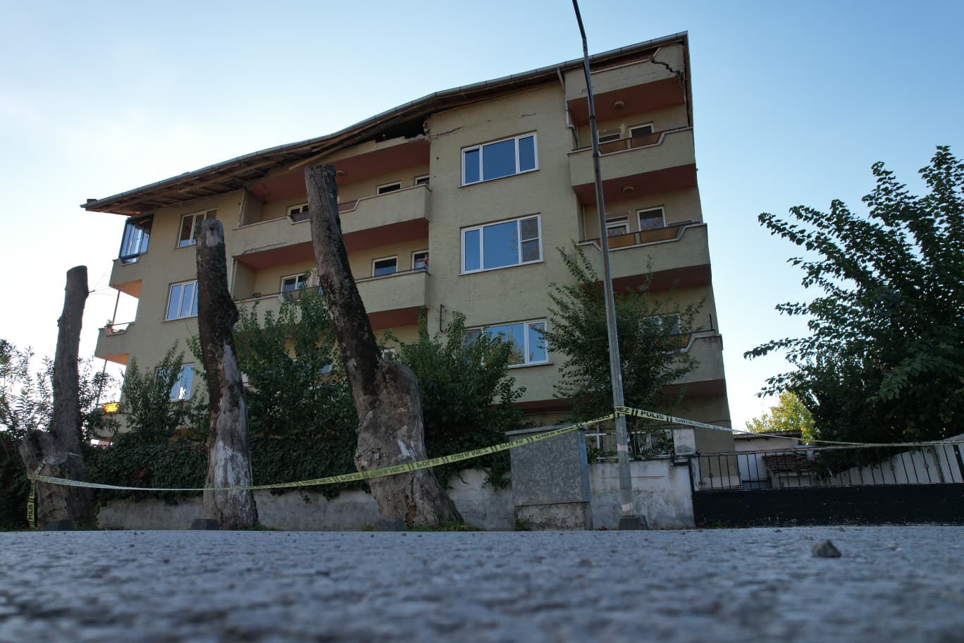 Sındırgı'da deprem! Bir binanın çatısı kısmen çöktü! - 2. Resim