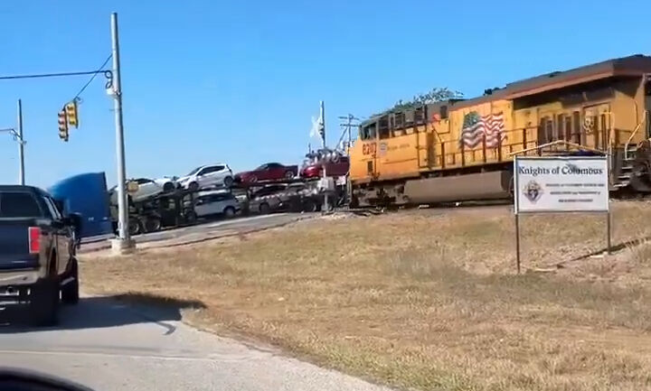 Yük treni araç dolu tırı biçti! Korkunç kaza kamerada - 1. Resim
