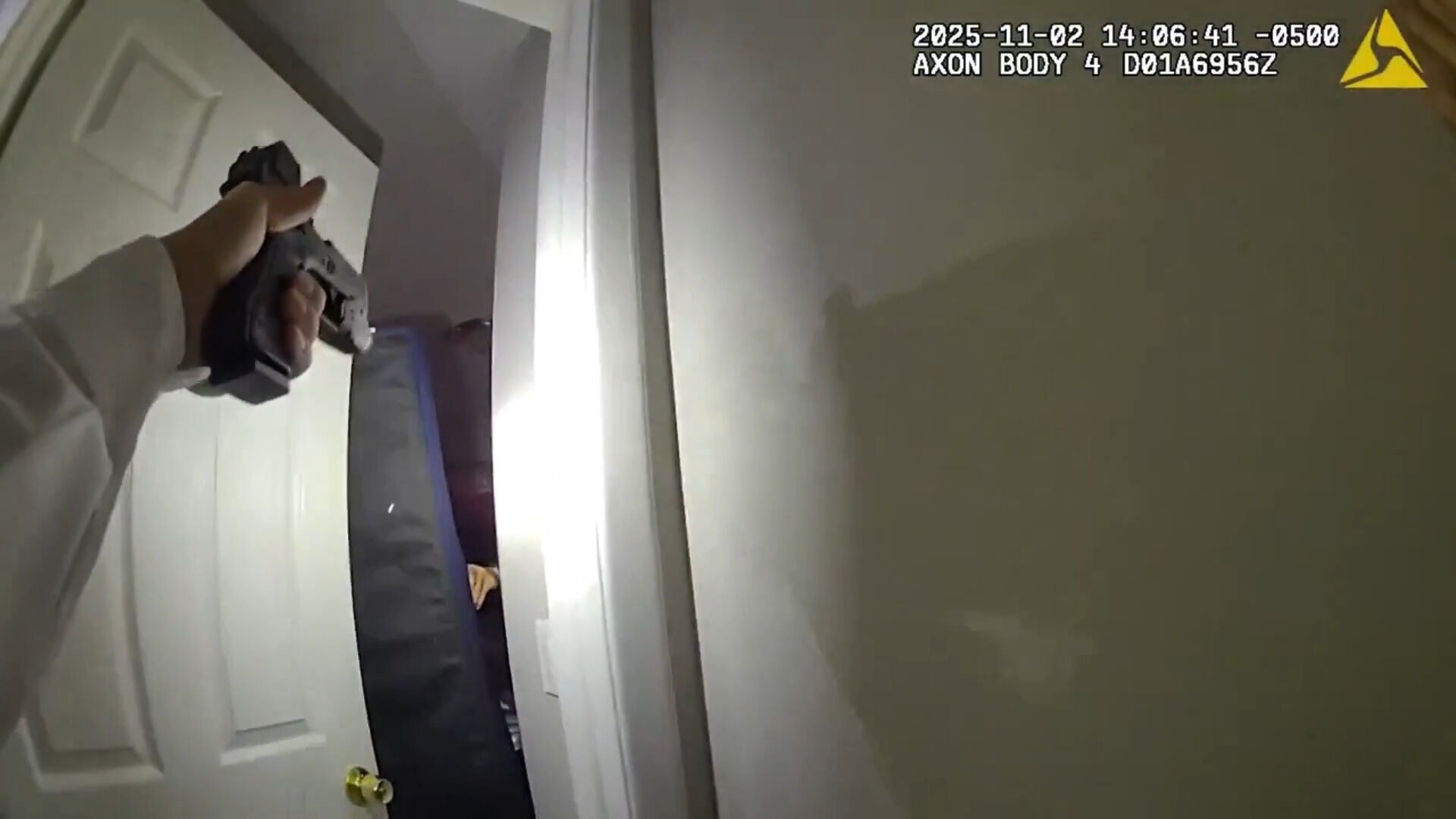 7 yaşındaki kardeşini bıçakla rehin almıştı: Polis, tek kurşunla etkisiz hale getirdi 7 yaşındaki kardeşini bıçakla rehin almıştı: Polis, tek kurşunla etkisiz hale getirdi - 1. Resim