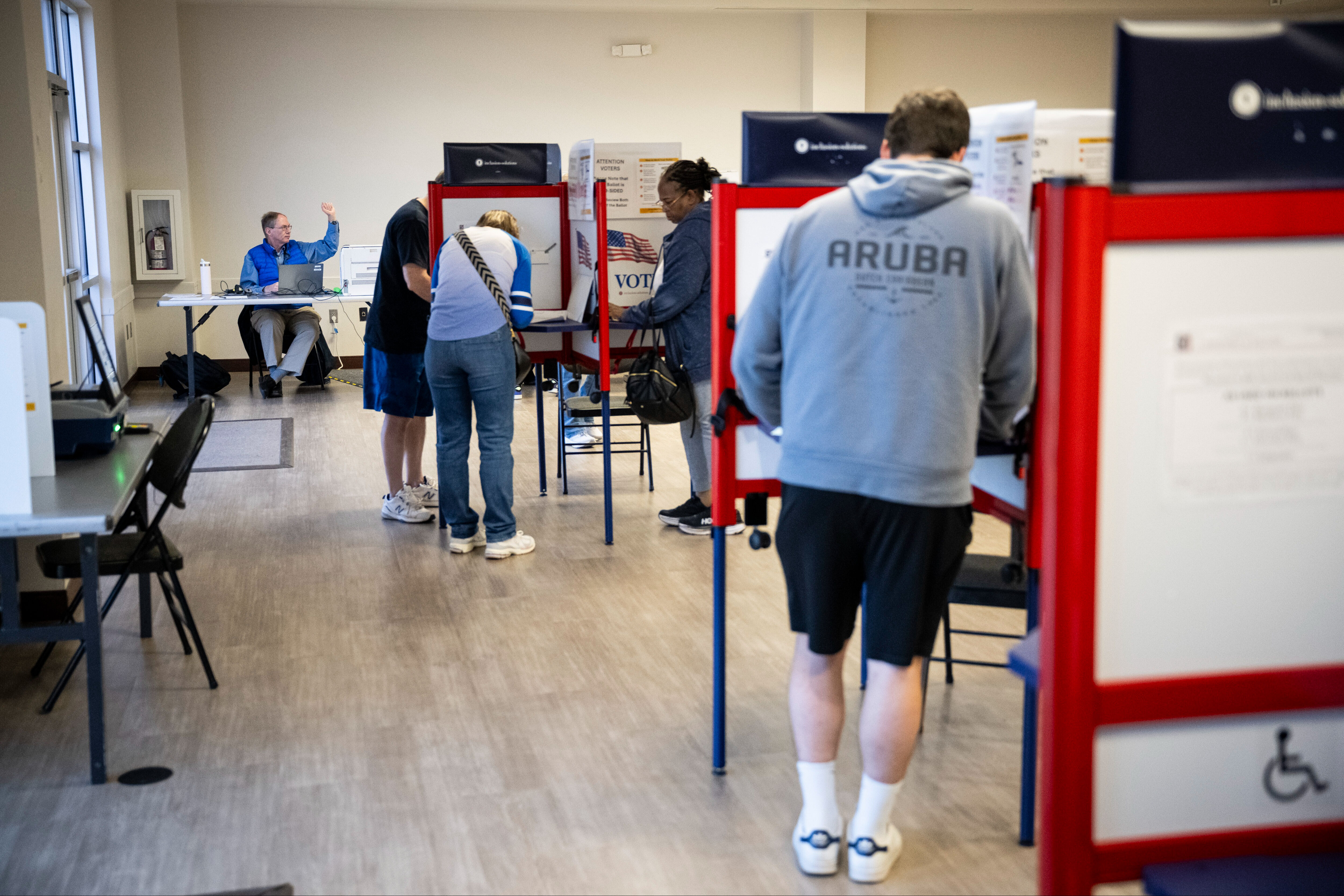 ABD'deki seçimlerde bomba alarmı! Oy verme merkezleri kapatıldı ABD'deki seçimlerde bomba alarmı! Oy verme merkezleri kapatıldı - 1. Resim