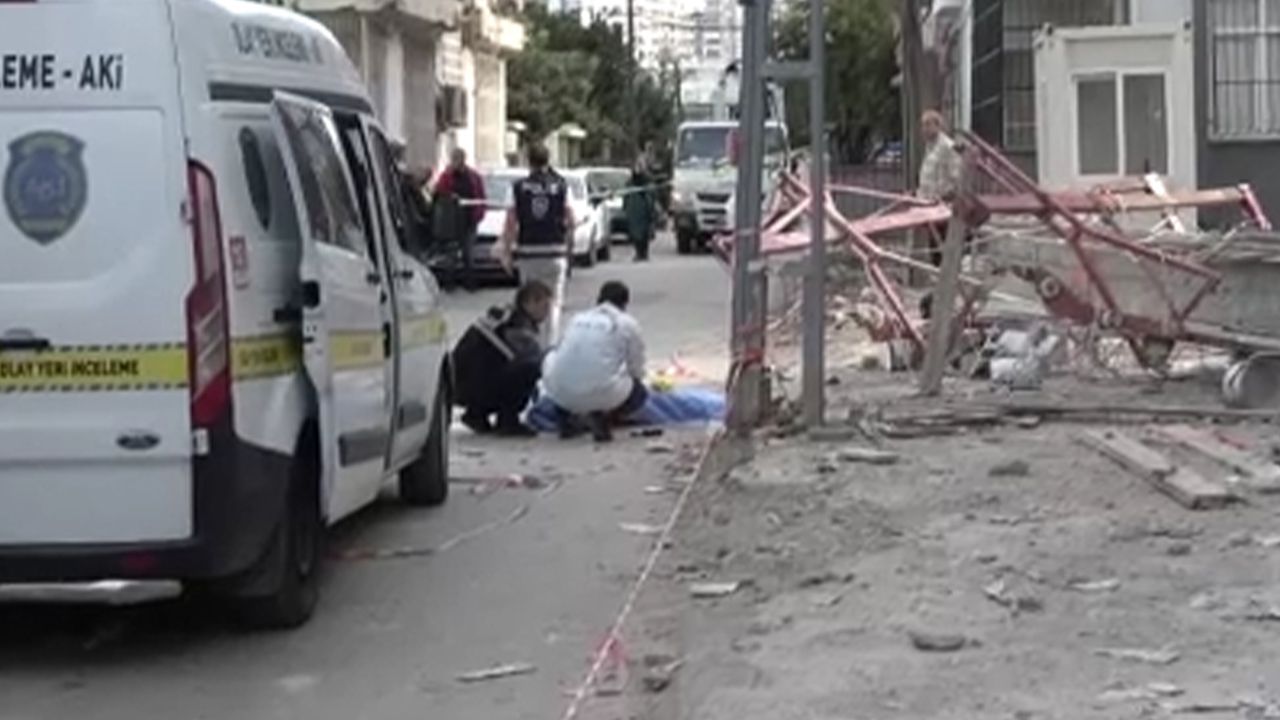 Incidente mortale a Adana: crolla un'impalcatura in metallo durante i lavori di costruzione di un edificio, un operaio ucciso e un altro ferito