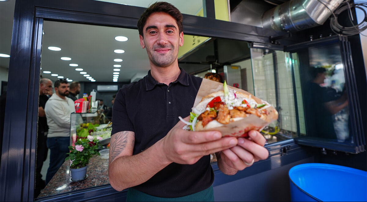 Şampiyonlar Ligi'nde oynamıştı, yeni mesleği herkesi şaşırttı: Döner kesmek orta açmaktan daha zor Beşiktaş'ın yıldız adayıydı, yeni mesleği herkesi şaşırttı: Döner kesmek orta açmaktan daha zor - 5. Resim