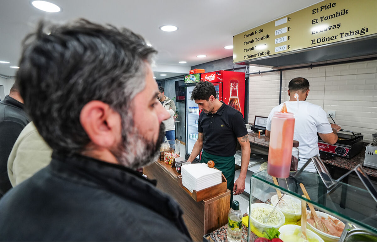 Şampiyonlar Ligi'nde oynamıştı, yeni mesleği herkesi şaşırttı: Döner kesmek orta açmaktan daha zor Beşiktaş'ın yıldız adayıydı, yeni mesleği herkesi şaşırttı: Döner kesmek orta açmaktan daha zor - 4. Resim