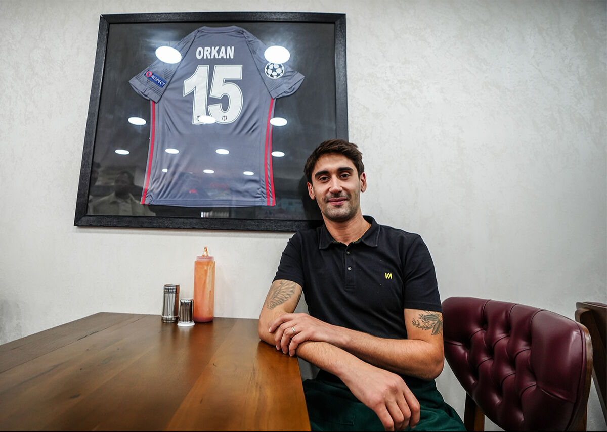 Şampiyonlar Ligi'nde oynamıştı, yeni mesleği herkesi şaşırttı: Döner kesmek orta açmaktan daha zor Beşiktaş'ın yıldız adayıydı, yeni mesleği herkesi şaşırttı: Döner kesmek orta açmaktan daha zor - 1. Resim