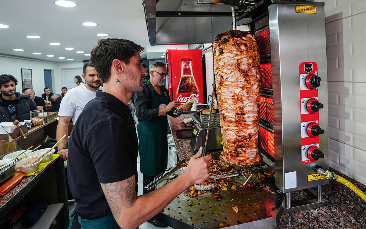 Şampiyonlar Ligi'nde oynamıştı, yeni mesleği herkesi şaşırttı: Döner kesmek orta açmaktan daha zor Beşiktaş'ın yıldız adayıydı, yeni mesleği herkesi şaşırttı: Döner kesmek orta açmaktan daha zor - 3. Resim