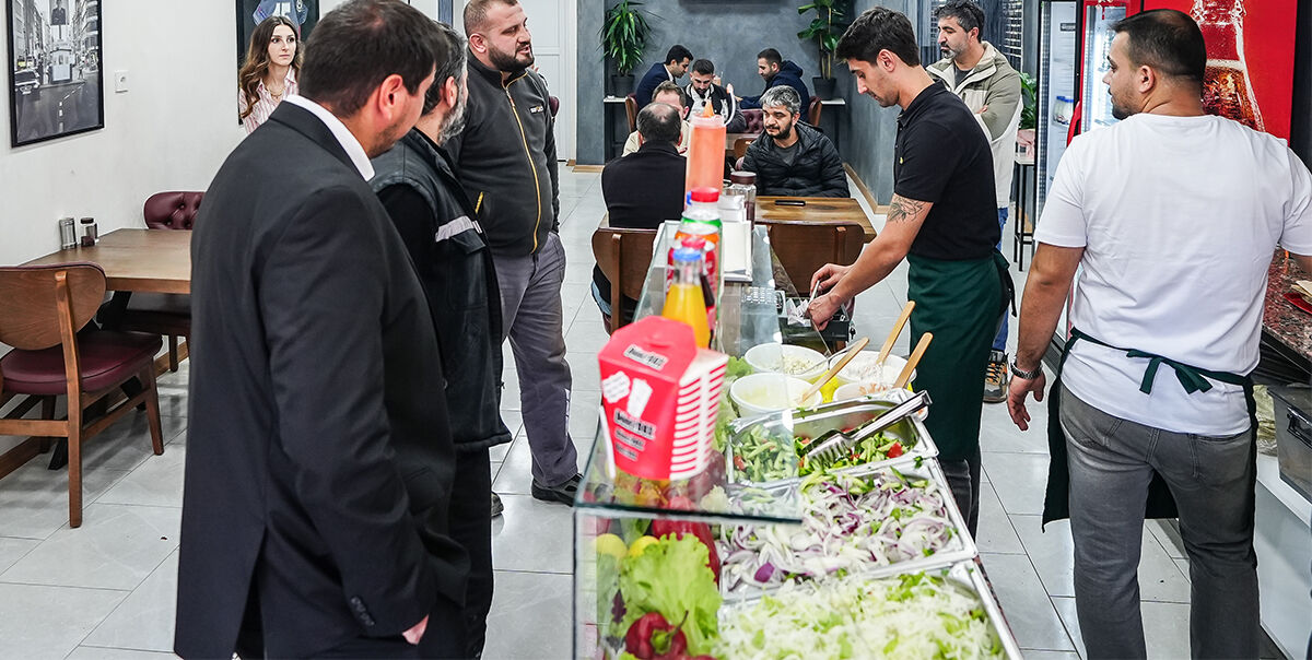 Şampiyonlar Ligi'nde oynamıştı, yeni mesleği herkesi şaşırttı: Döner kesmek orta açmaktan daha zor Beşiktaş'ın yıldız adayıydı, yeni mesleği herkesi şaşırttı: Döner kesmek orta açmaktan daha zor - 2. Resim