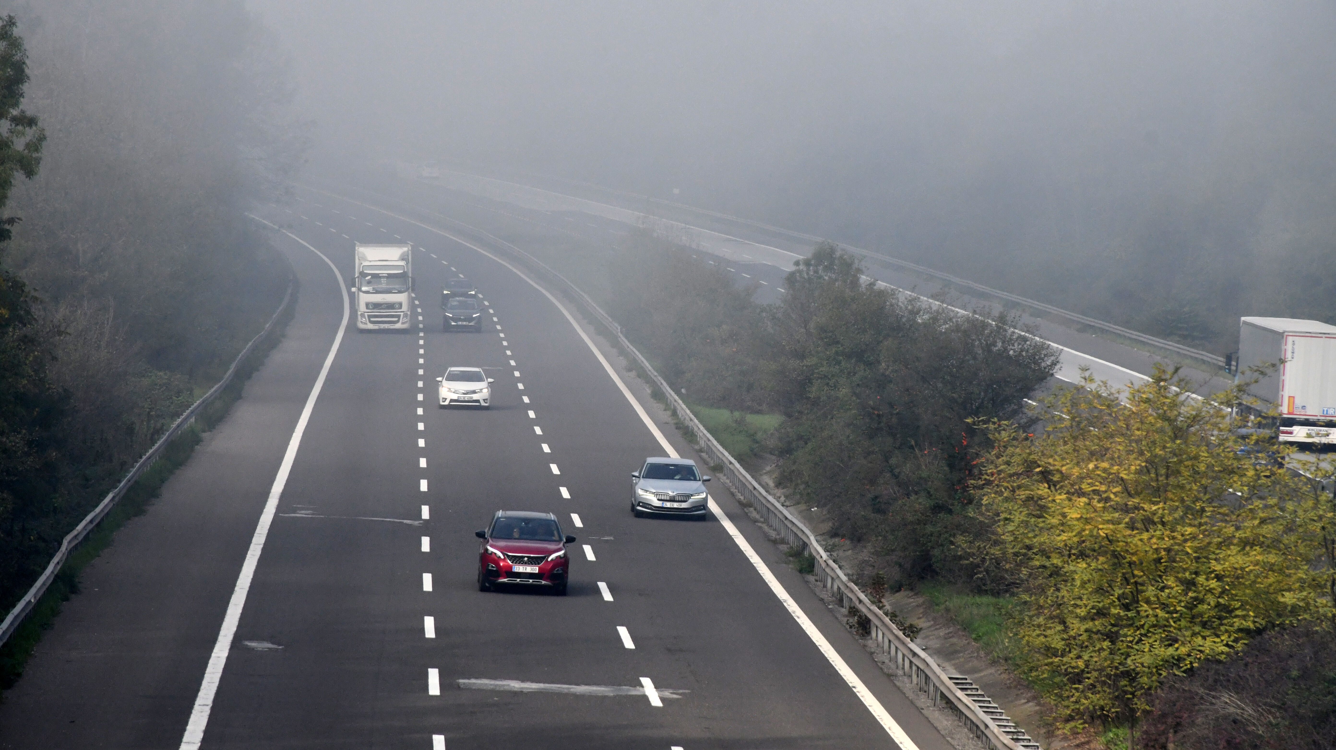 Bugün okullar tatil mi, 4 Kasım İstanbul'da eğitime ara verildi mi? İstanbul'da yoğun sis etkili oldu! Bugün okullar tatil mi, 4 Kasım İstanbul'da eğitime ara verildi mi? İstanbul'da yoğun sis etkili oldu! - 1. Resim