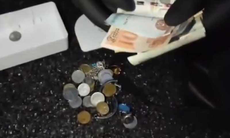 Bursa’da inanılmaz ikili! Tek tek karıştırıyorlar, çöpten servet çıkarıyorlar - 4. Resim