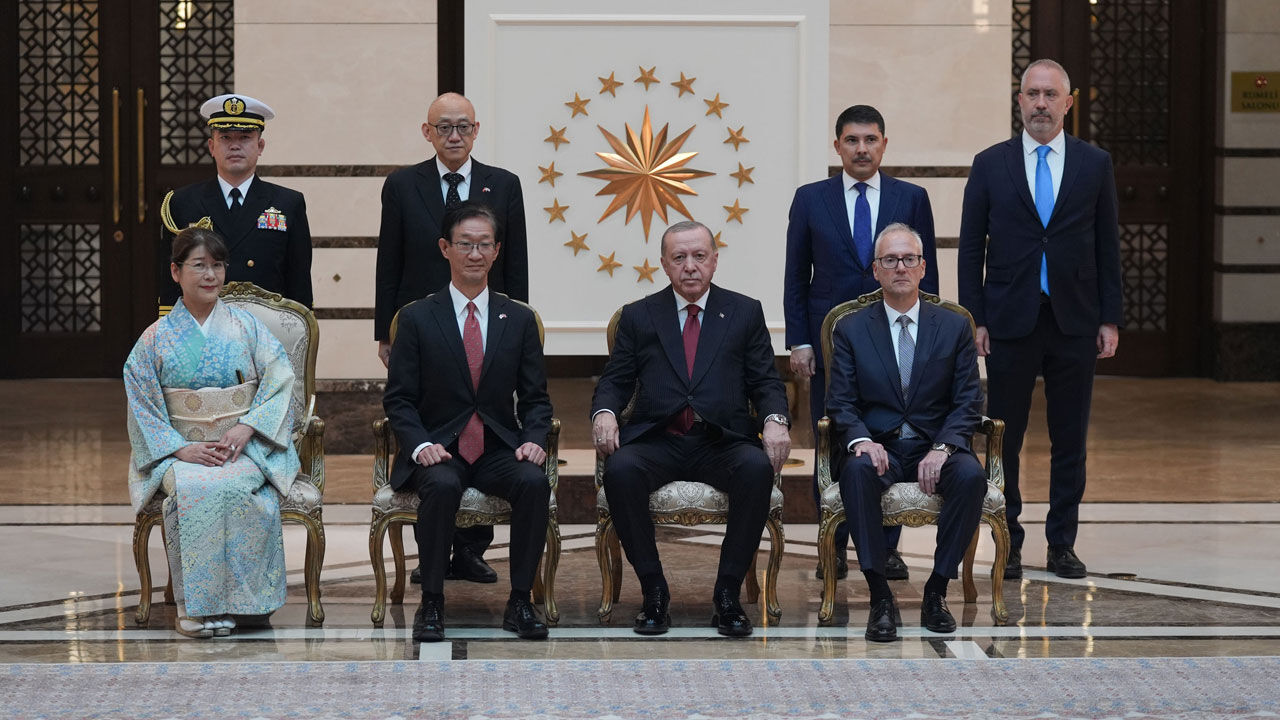 Japonya Büyükelçisi Masami Tamura, elçilik mensupları ve aile fertleri, Cumhurbaşkanı Erdoğan ile hatıra fotoğrafı çektirdi.