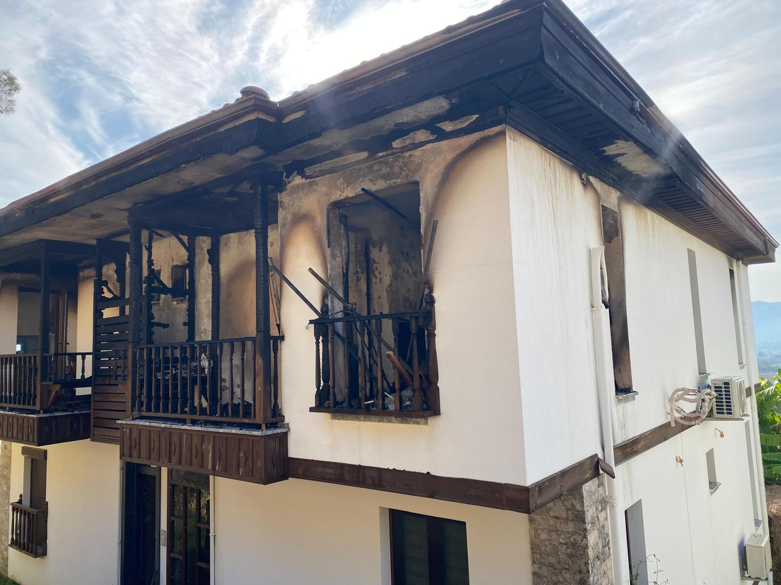 Evi ateşe verdi, müdahaleye gelen 2 jandarmayı yaraladı Evi ateşe verdi, müdahaleye gelen 2 jandarmayı yaraladı - 1. Resim