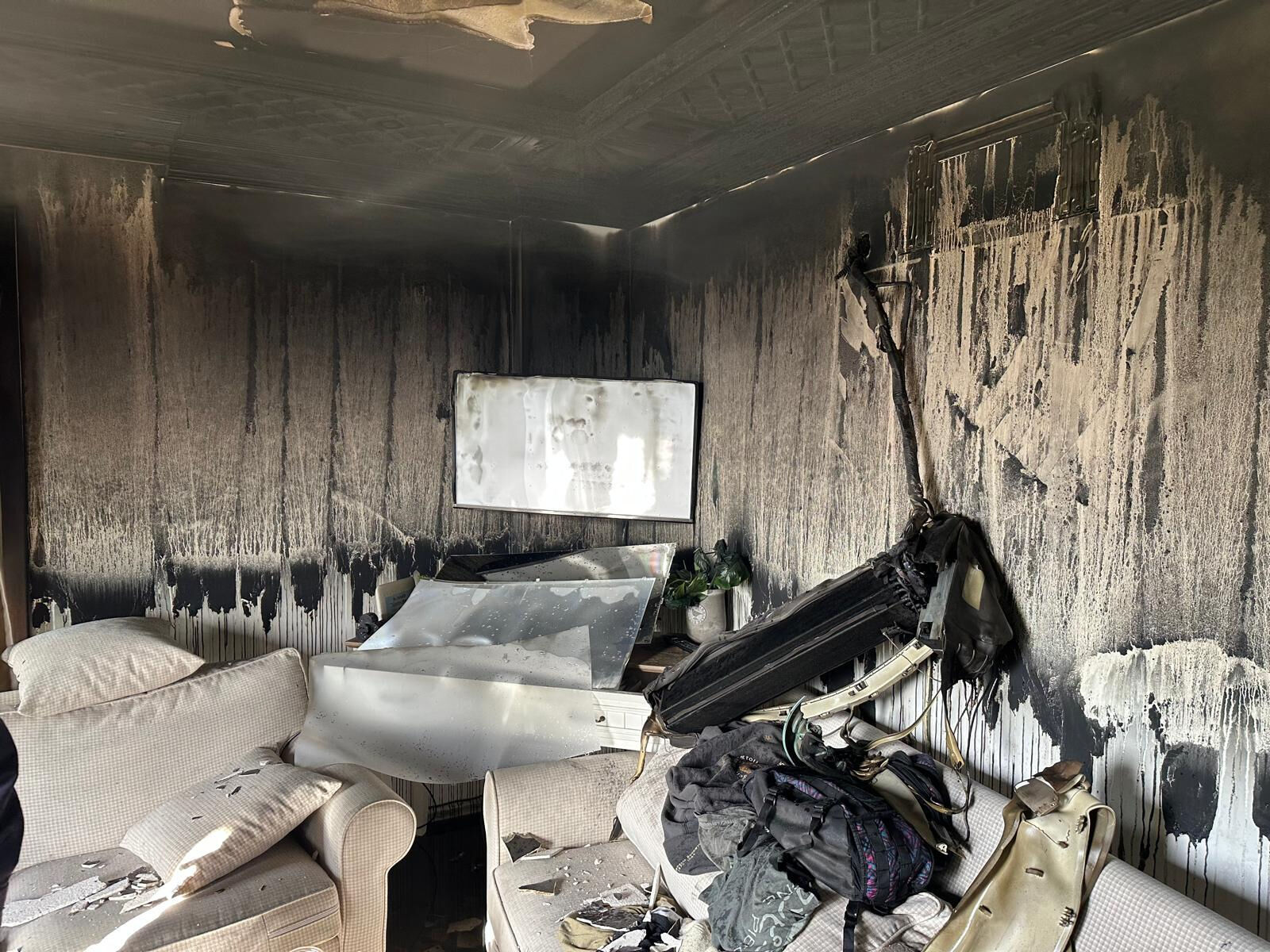 Evi ateşe verdi, müdahaleye gelen 2 jandarmayı yaraladı Evi ateşe verdi, müdahaleye gelen 2 jandarmayı yaraladı - 2. Resim