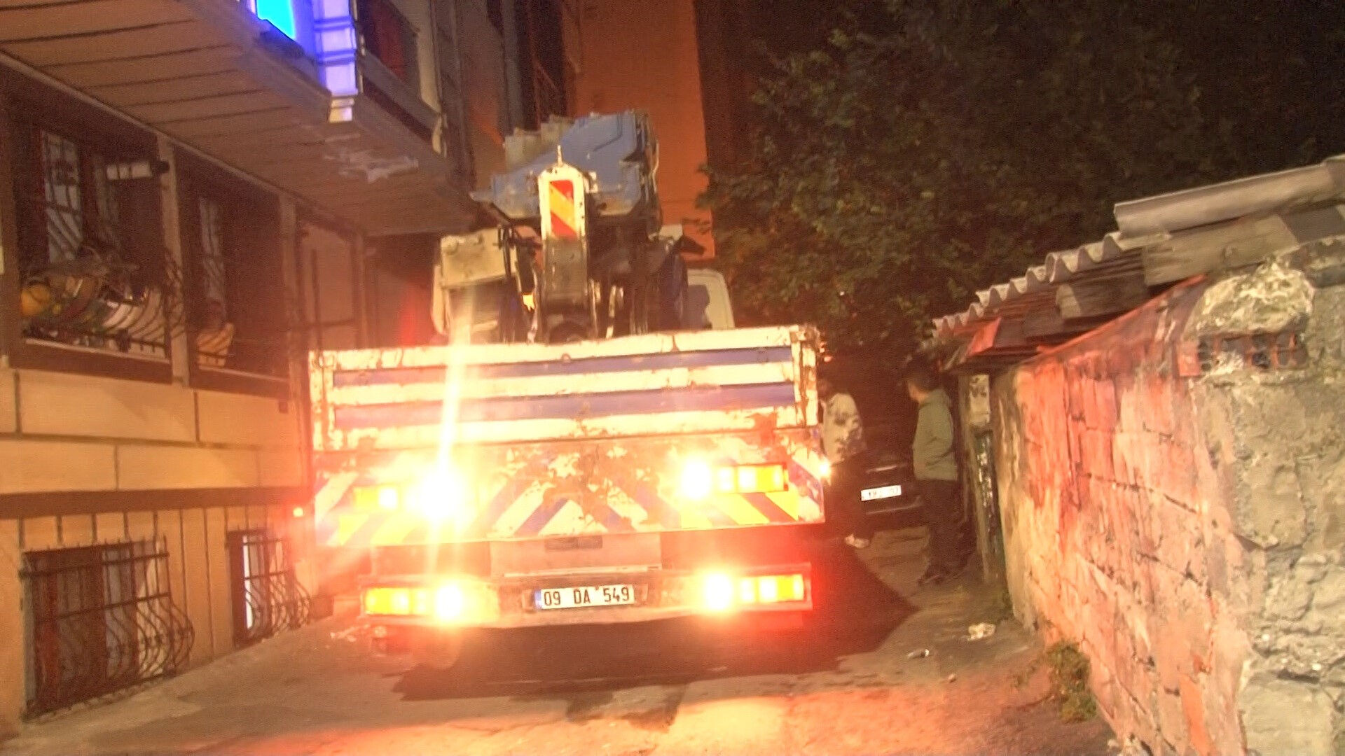 Eyüpsultan'da gece yarısı vinç dehşeti! Mahalleli deprem oluyor zannetti - 1. Resim