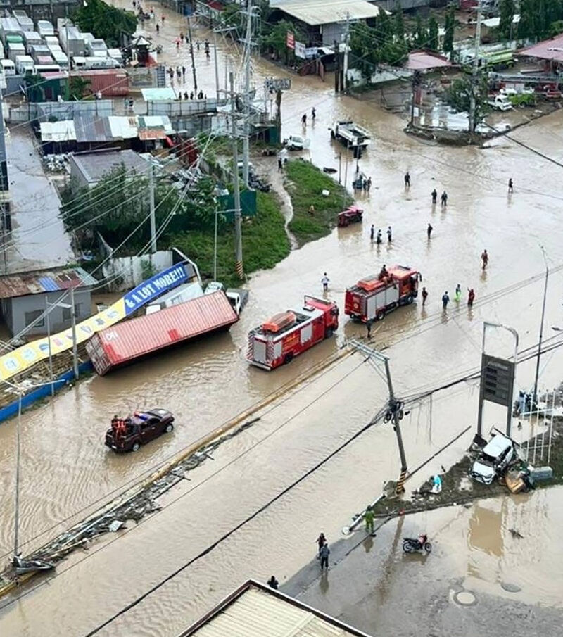 Filipinleri sel vurdu: 2 kişi öldü, araçlar sokaklarda yüzdü - 3. Resim