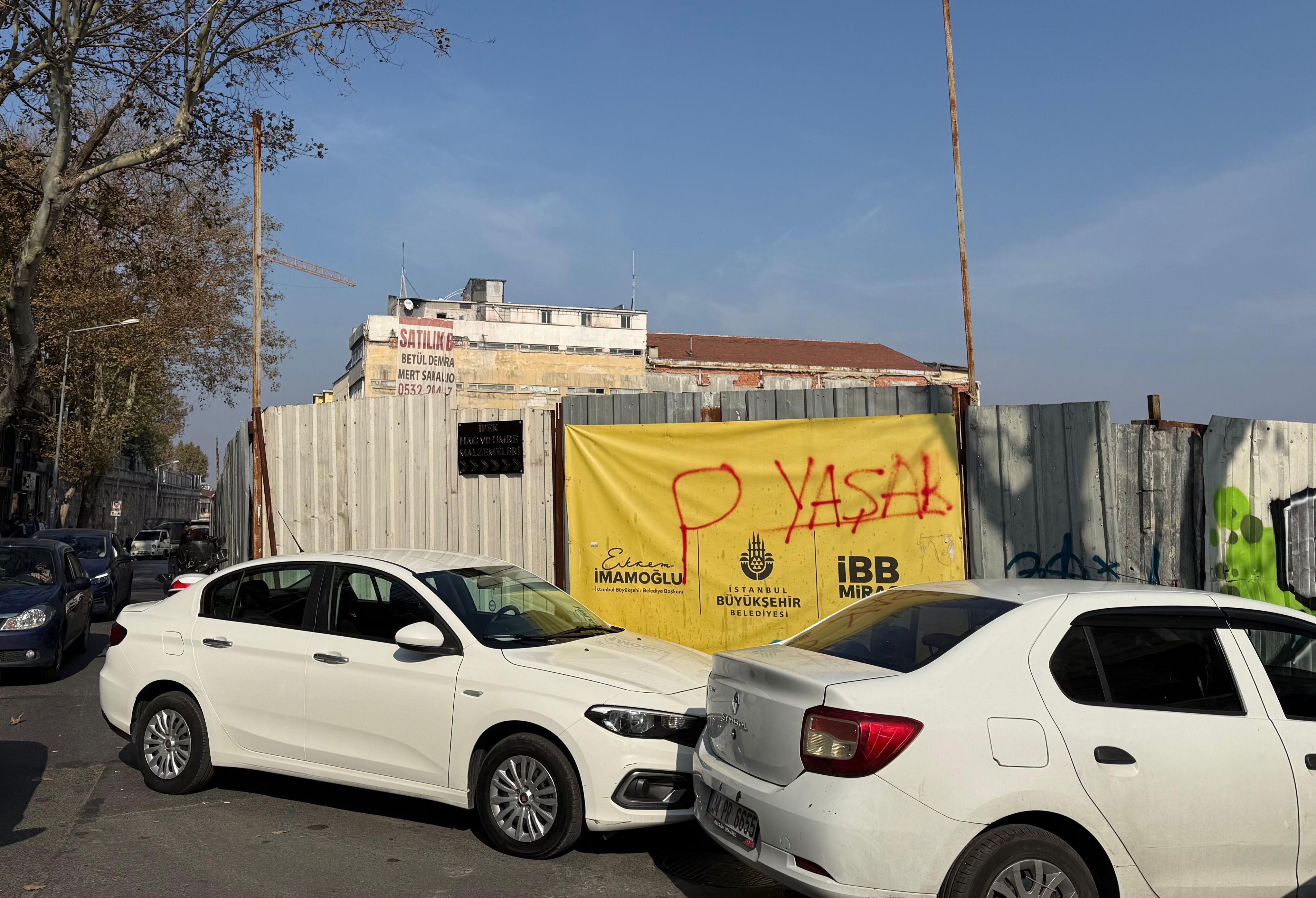 İBB'nin yıktığı Mercan ve Karaköy otoparklarına çivi bile çakılmadı! Esnaf dükkanları kapatıyor - 3. Resim