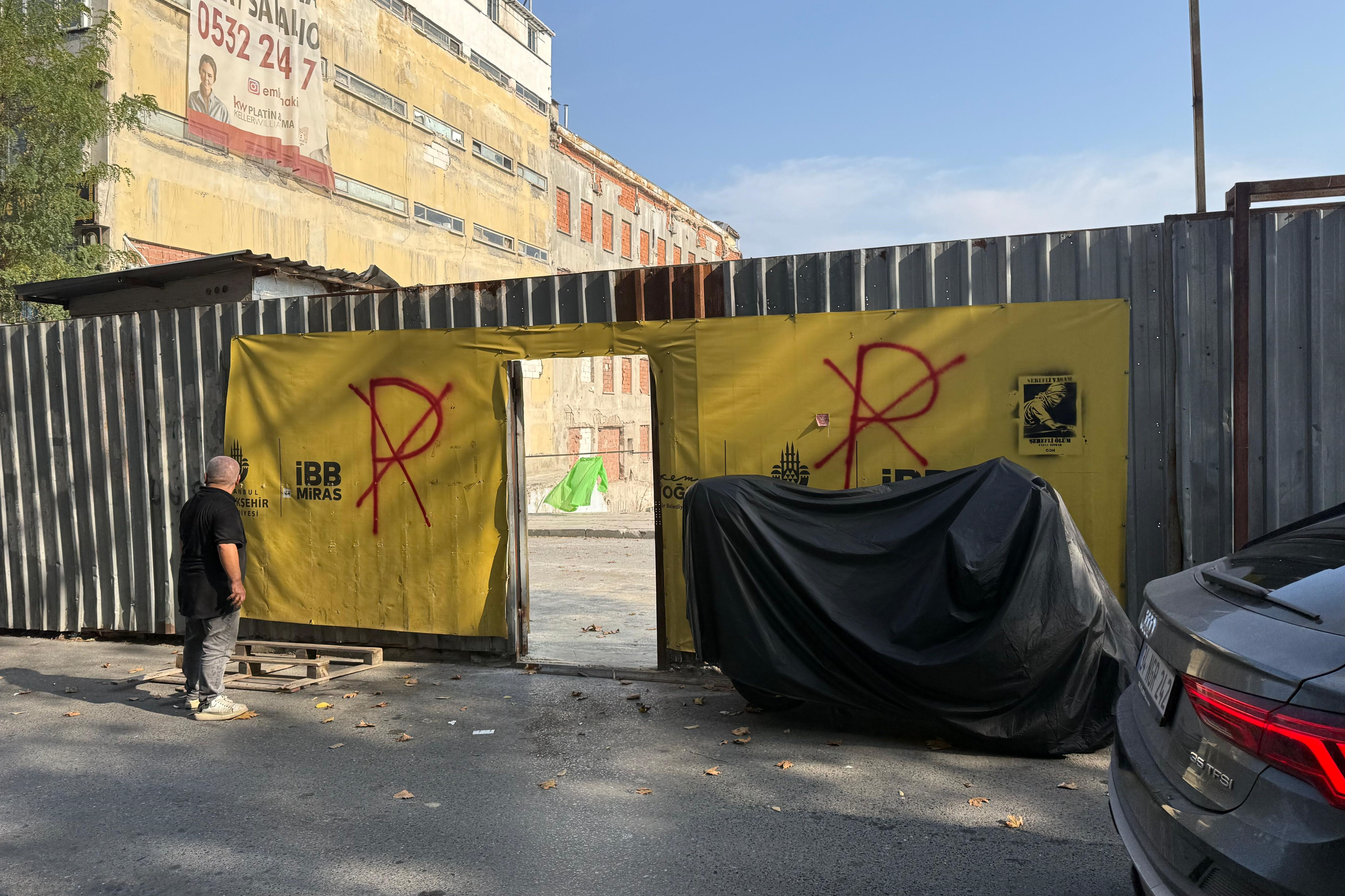 İBB'nin yıktığı Mercan ve Karaköy otoparklarına çivi bile çakılmadı! Esnaf dükkanları kapatıyor - 2. Resim