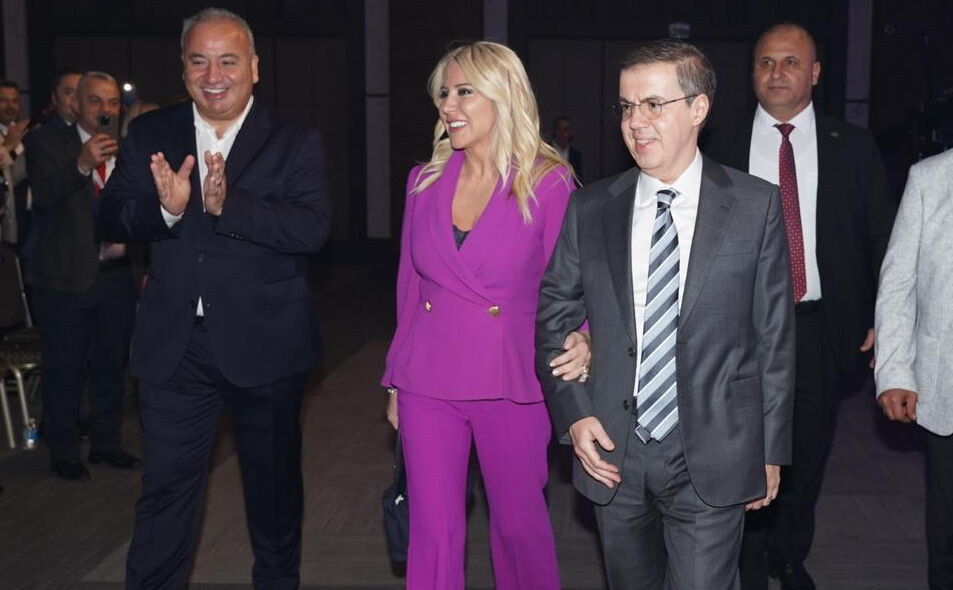 İhlas Pazarlama'ya yeni fabrika, yepyeni vizyon... Ahmet Mücahid Ören: Hedef 1 milyar dolar İhlas Pazarlama Genel Müdürü Orhan Korkusuz’un ev sahipliğinde gerçekleştirilen etkinliğe İhlas Holding Yönetim Kurulu Başkanı Ahmet Mücahid Ören ve eşi İhlas Medya Grup Başkanı Aslıhan Ören de katıldı.