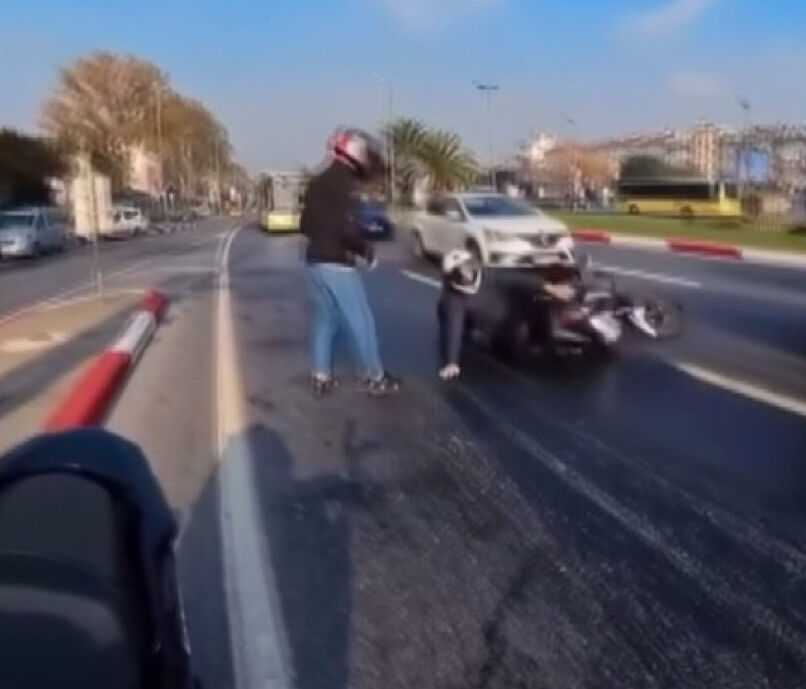 İstanbul'da yola yağ döküldü, motosikletliler bir bir böyle düştü - 1. Resim
