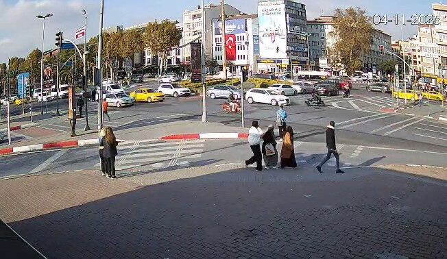 İstanbul'un göbeğinde korkutan kaza! Motosikletle otomobil çarpıştı - 1. Resim
