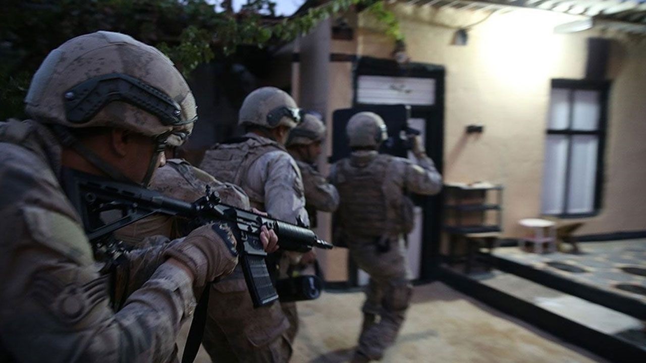 İzmir&#039;de &#039;Saraçlar&#039; operasyonu! Milyarlık para hareketi tespit edildi