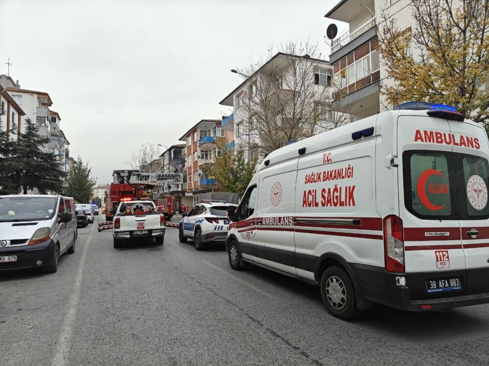 Kayseri'de yürekler ağza geldi! Kendini kilitlediği evi ateşe veren şahıs kurtarıldı - 1. Resim