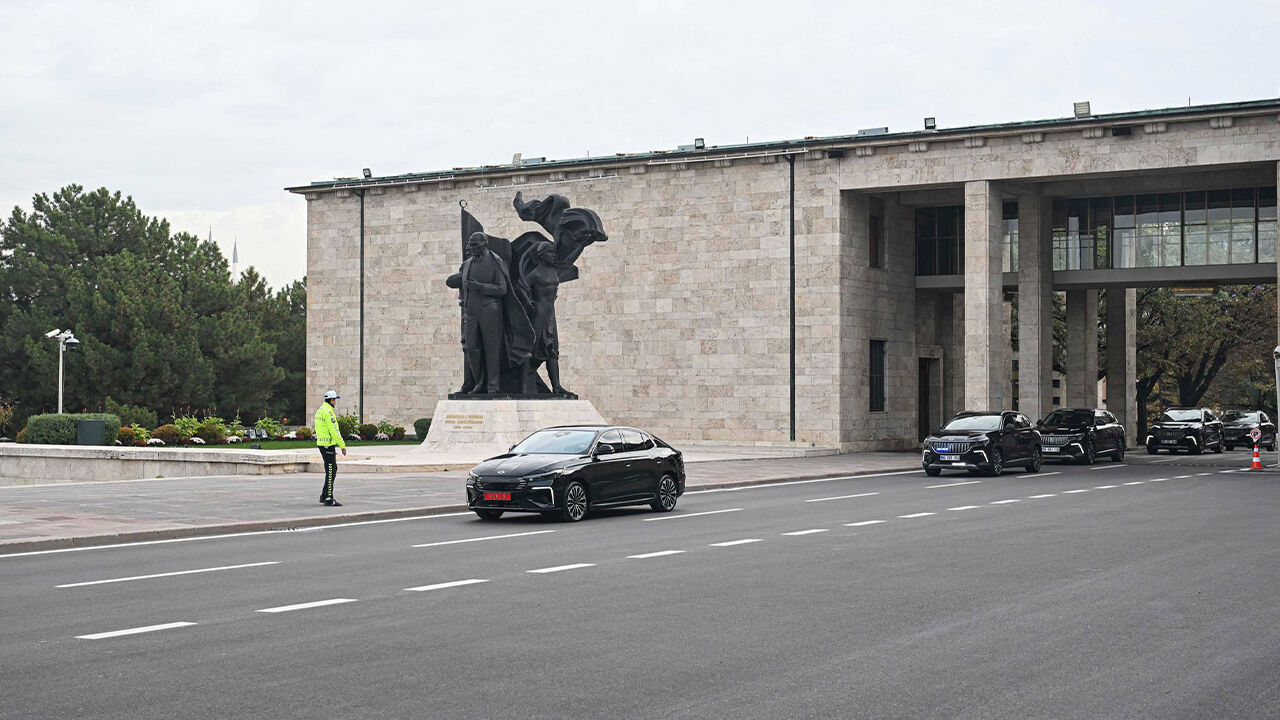 Sanayi ve Teknoloji Bakanı Mehmet Fatih Kacır, görüşmeye Togg'un yeni modeli T10F ile geldi.