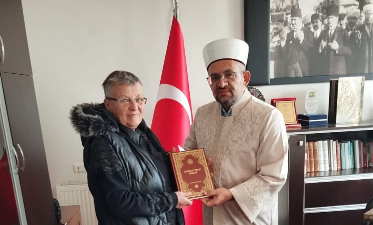 Romanyalı kadın, Konya'da Müslüman olup Zehra ismini aldı Romanyalı kadın, Konya'da Müslüman olup Zehra ismini aldı - 1. Resim