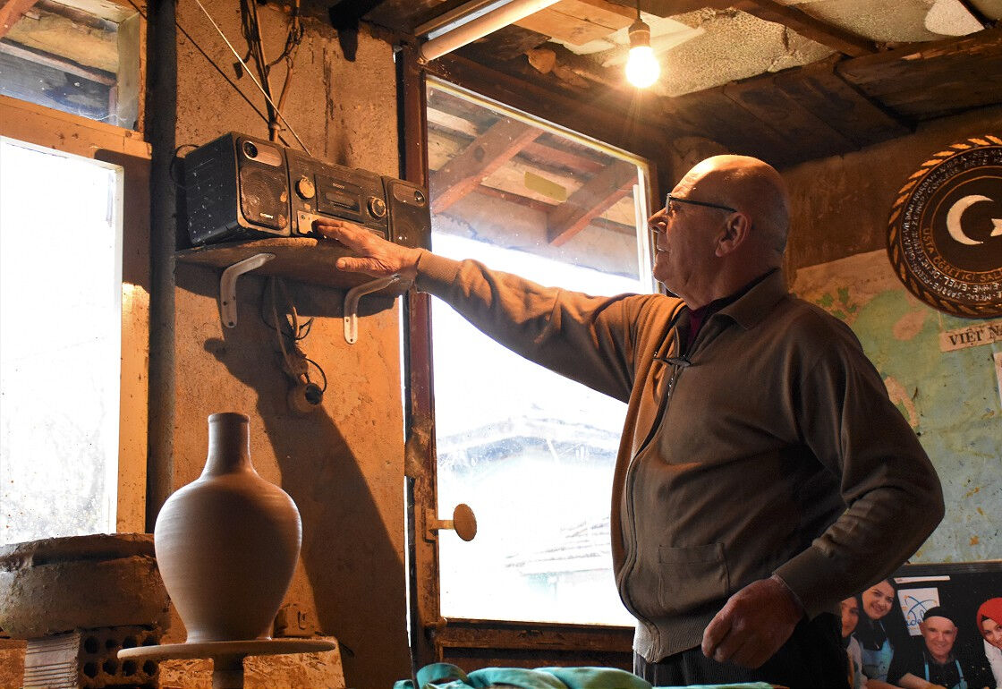 Salim Yaşar usta hayatını kaybetti: Çömlek denilince akla o geliyordu, 71 yıl çamuru sanata dönüştürdü Salim Yaşar usta hayatını kaybetti: Çömlek denilince akla o geliyordu, 71 yıl çamuru sanata dönüştürdü - 2. Resim