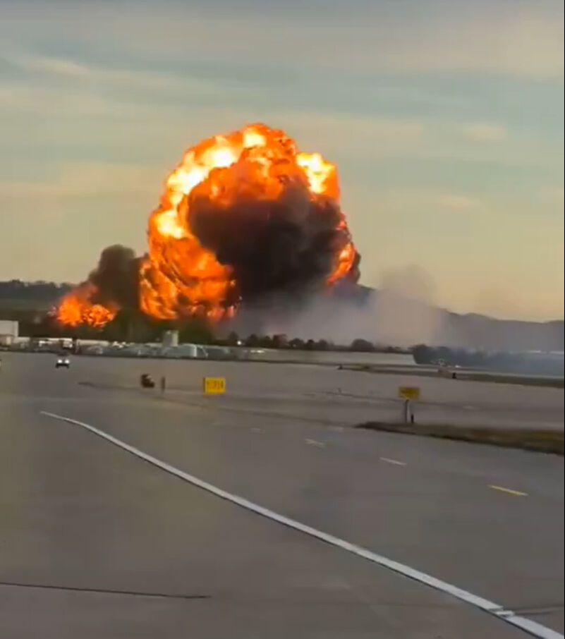 ABD'de Muhammed Ali Havalimanı yakınlarında uçak düştü! Bölgeden alevler yükseliyor ABD'de Muhammed Ali Havalimanı yakınlarında uçak düştü! Bölgeden alevler yükseliyor - 1. Resim