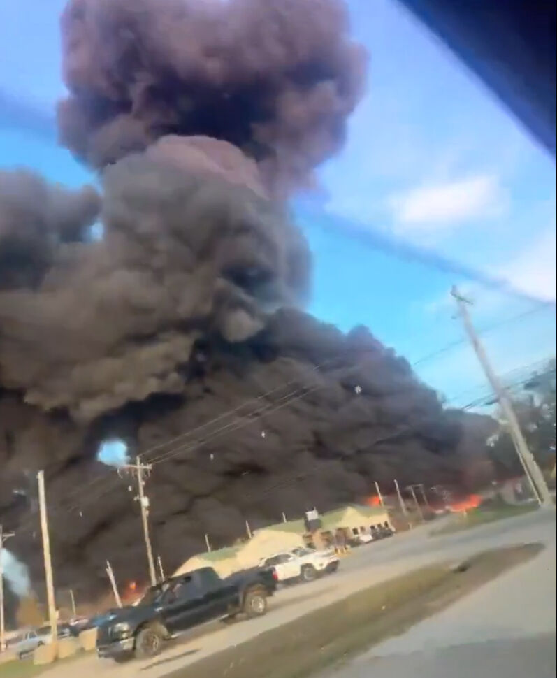 ABD'de Muhammed Ali Havalimanı yakınlarında uçak düştü! Bölgeden alevler yükseliyor ABD'de Muhammed Ali Havalimanı yakınlarında uçak düştü! Bölgeden alevler yükseliyor - 3. Resim